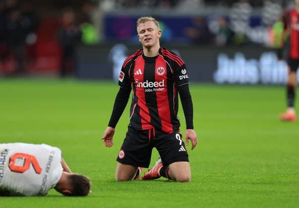 04.10.2025, Fussball Bundesliga, EintracJonathan Burkardt (Eintracht Frankfurt) enttaeuscht, enttaeuscht schauend, dissapointed, traurig, frustiert, frust, gefrustetht Frankfurt - FC Bayern München, v.l., DFL DFB REGULATIONS PROHIBIT ANY USE OF PHOTOGRAPHS AS IMAGE SEQUENCES AND OR QUASI-VIDEO. xdcx Copyright: HMBxMedia Claus