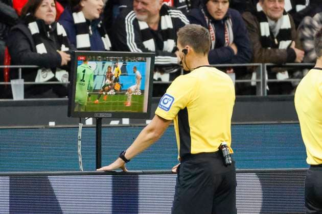 Schiedsrichter Daniel Siebert beim VAR , Deutschland, Fussball, 1. Bundesliga, 6.Spieltag, 2025 2026, Eintracht Frankfurt vs. FC Bayern München, 04.10.2025, Deutsche-Bank-Park, Frankfurt am Main, Deutschland Frankfurt am Main Deutsche-Bank-Park Hessen Deutschland Copyright: xGrantxHubbsx