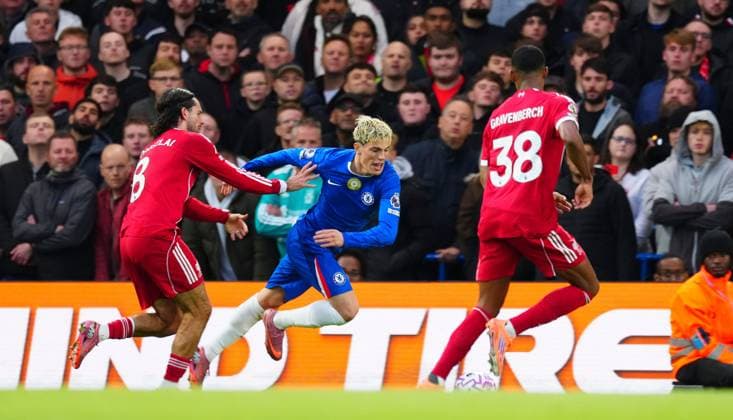 Alejandro Garnacho of Chelsea unsuccessfully appeals for a penalty for a push by Dominik Szoboszlai of Liverpool Chelsea v Liverpool, Premier League, Football, Stamford Bridge, London, UK - 04 Oct 2025London Stamford Bridge United Kingdom EDITORIAL USE ONLY No use with unauthorised audio, video, data, fixture lists, club league logos or live services. Online in-match use limited to 120 images, no video emulation. No use in betting, games or single club league player publications. Copyright: xJavierxGarcia Shutterstockx 15515828x