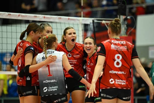 Marta Kamelija Levinska (Dresdner SC, 15) und Emma Grome (Dresdner SC, 4) jubeln mit ihrem Team - Dresdner SC vs. SSC Palmberg Schwerin, WT Energiesysteme Supercup, Volleyball Bundesliga Damen, Spielzeit 2025 2026, 04.10.2025 Dresdner SC vs. SSC Palmberg Schwerin, WT Energiesysteme Supercup, Volleyball Bundesliga Damen, Spielzeit 2025 2026, 04.10.2025 Dresden Copyright: xEibner-Pressefoto xHoepnerx EP_PHR