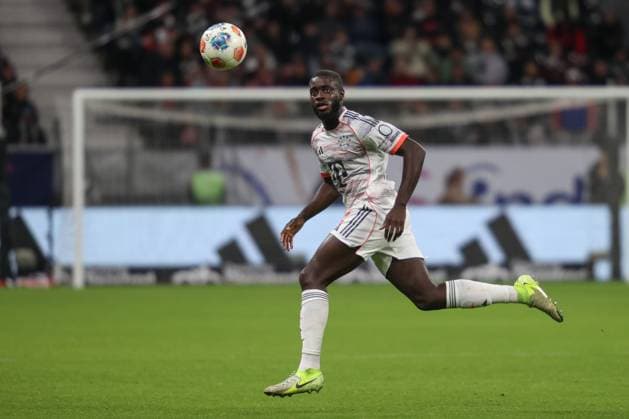 Aktion am Ball Dayot Upamecano (FC Bayern Muenchen, 02), GER, Eintracht Frankfurt vs. 1. FC Bayern Muenchen, 1. Bundesliga, 6. Spieltag, 2025 2026, 04.10.2025, DFL REGULATIONS PROHIBIT ANY USE OF PHOTOGRAPHS AS IMAGE SEQUENCES AND OR QUASI-VIDEO, GER, Eintracht Frankfurt vs. 1. FC Bayern Muenchen, 1. Bundesliga, 6. Spieltag, 2025 2026, 04.10.2025 Frankfurt Copyright: xEibner-Pressefoto JanxPrihodax EP_JPA