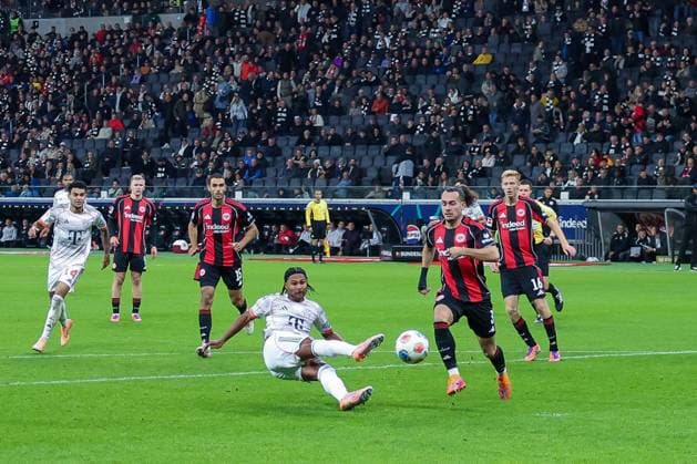 Serge Gnabry 7 (FC Bayern Muenchen) schiesst auf das Tor, verpasst nur knapp, mit Arthur Theate 3 (Eintracht Frankfurt), Eintracht Frankfurt vs. FC Bayern Muenchen, DFL, Bundesliga, Saison 2025 2026, Deutsche Bank Park, Hinrunde, 6. Spieltag, 04.10.2025 DFB regulations prohibit any use of photographs as image sequences and or quasi-video Frankfurt Hessen Deutschland