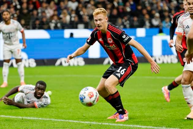 Hugo Larsson (Eintracht Frankfurt, 16) am Ball , Deutschland, Fussball, 1. Bundesliga, 6.Spieltag, 2025 2026, Eintracht Frankfurt vs. FC Bayern München, 04.10.2025, Deutsche-Bank-Park, Frankfurt am Main, Deutschland Frankfurt am Main Deutsche-Bank-Park Hessen Deutschland Copyright: xGrantxHubbsx