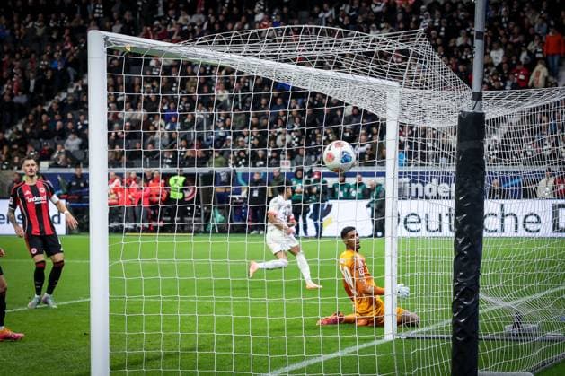 Das 0:3 durch Luis Diaz 14 (FC Bayern Muenchen), Kaua Santos 40 (Eintracht Frankfurt) ohne Chance, mit Arthur Theate 3 (Eintracht Frankfurt), Eintracht Frankfurt vs. FC Bayern Muenchen, DFL, Bundesliga, Saison 2025 2026, Deutsche Bank Park, Hinrunde, 6. Spieltag, 04.10.2025 DFB regulations prohibit any use of photographs as image sequences and or quasi-video Frankfurt Hessen Deutschland