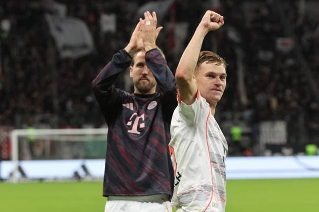 Jubel von Joshua Kimmich (FC Bayern München, 6) zu den Fans, Siegerfaust, Harry Edward Kane (FC Bayern München, 9) applaudiert im Hintergrund , Eintracht Frankfurt - FC Bayern München, Bundesliga , BL, Saison 2025 2026, 6. Spiel, 04.10.2025, Frankfurt Deutsche Bank Park Deutschland