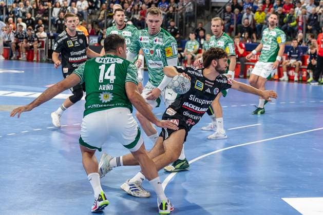 HCE24 beim Wurf Aitor Arino (Füchse Berlin, 14) HC Erlangen vs. Fuechse Berlin, Handball, 1. Handball Bundesliga, Saison 2025 2026, 7. Spieltag, 04.10.2025 HC Erlangen vs. Fuechse Berlin, Handball, 1. Handball Bundesliga, Saison 2025 2026, 7. Spieltag, 04.10.2025 Nuernberg Copyright: xEibner-Pressefoto ArdanxFuessmanx EP_AFN