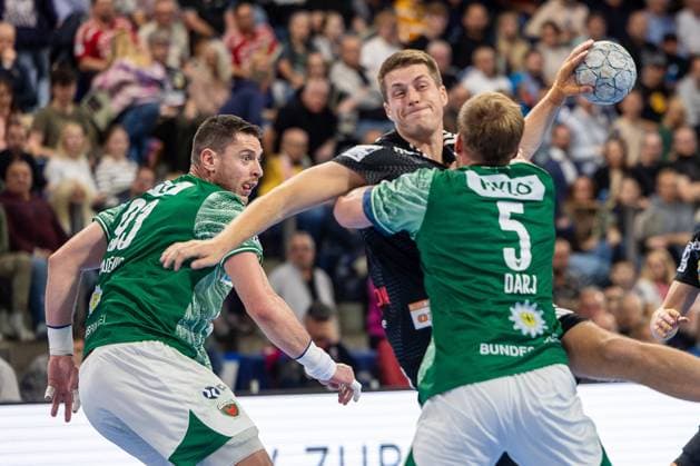 Viggo Kristjansson (HC Erlangen, 73) beim Wurf durch Max Darj (Füchse Berlin, 05) und Mijajlo Marsenic (Füchse Berlin, 93) HC Erlangen vs. Fuechse Berlin, Handball, 1. Handball Bundesliga, Saison 2025 2026, 7. Spieltag, 04.10.2025 HC Erlangen vs. Fuechse Berlin, Handball, 1. Handball Bundesliga, Saison 2025 2026, 7. Spieltag, 04.10.2025 Nuernberg Copyright: xEibner-Pressefoto ArdanxFuessmanx EP_AFN