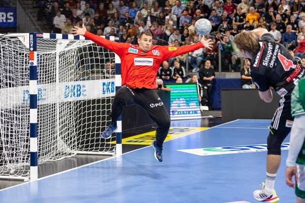 Dejan Milosavljev (Füchse Berlin, 96) haelt einen Wurf von Andri Mar Runarsson (HC Erlangen, 04) HC Erlangen vs. Fuechse Berlin, Handball, 1. Handball Bundesliga, Saison 2025 2026, 7. Spieltag, 04.10.2025 HC Erlangen vs. Fuechse Berlin, Handball, 1. Handball Bundesliga, Saison 2025 2026, 7. Spieltag, 04.10.2025 Nuernberg Copyright: xEibner-Pressefoto ArdanxFuessmanx EP_AFN