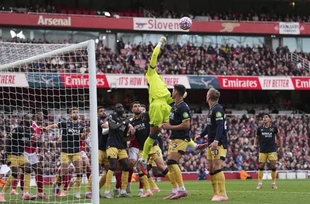 West Ham goalkeeper Alphonse Areola punches the ball away Arsenal v West Ham United, Premier League, Football, Emirates Stadium, London, UK - 04 Oct 2025London Emirates Stadium United Kingdom EDITORIAL USE ONLY No use with unauthorised audio, video, data, fixture lists, club league logos or live services. Online in-match use limited to 120 images, no video emulation. No use in betting, games or single club league player publications. Copyright: xJedxLeicester Shutterstockx 15515822bm