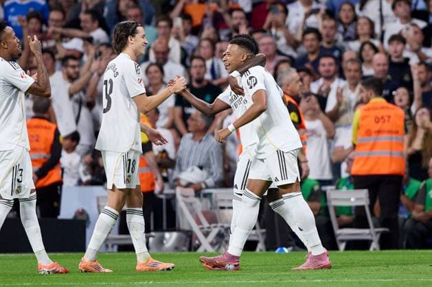 Vinicius Jr of Real Madrid CF celebrates with his teammates after scoring a goal Real Madrid v Villarreal, La Liga, Football, Estadio Santiago Bernabu, Madrid, Spain - 04 Oct 2025Madrid Estadio Santiago Bernabu Spain EDITORIAL USE ONLY No use with unauthorised audio, video, data, fixture lists, club league logos or live services. Online in-match use limited to 120 images, no video emulation. No use in betting, games or single club league player publications. Copyright: xRubenxAlbarran Shutterstockx 15516230bq