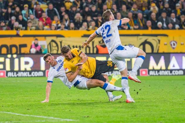 04.10.2025, xomx, Fussball 2.Bundesliga, Dynamo Dresden - Karlsruher SC v.l. jubelt, Torjubel, Tor, Goal, Jubel, Freude, freuen zum 3:3. Stefan Kutschke (Dynamo Dresden), Christoph Kobald (Karlsruher SC) (DFL DFB REGULATIONS PROHIBIT ANY USE OF PHOTOGRAPHS as IMAGE SEQUENCES and or QUASI-VIDEO) Dresden