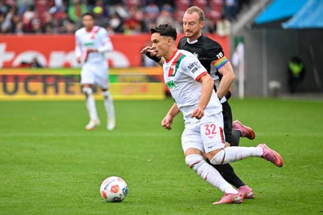 GER, Bayern, Augsburg, Fussball, FC Augsburg - VfL Wolfsburg, in der WWK Arena, Augsburg, 6. Spieltag, 04.10.25, v.l. Fabian Rieder (FC Augsburg, 32), Maximilian Arnold (VfL Wolfsburg, 27), im Zweikampf um den Ball DFL DFB regulations prohibit any use of photographs as image sequences and or quasi-video, Copyright: HMB-Media MichaelxNibel