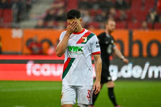 GER, Bayern, Augsburg, Fussball, FC Augsburg - VfL Wolfsburg, in der WWK Arena, Augsburg, 6. Spieltag, 04.10.25, v.l. Fabian Rieder (FC Augsburg, 32), im Portait, Frust, Hand vor dem Gesicht DFL DFB regulations prohibit any use of photographs as image sequences and or quasi-video, Copyright: HMB-Media MichaelxNibel