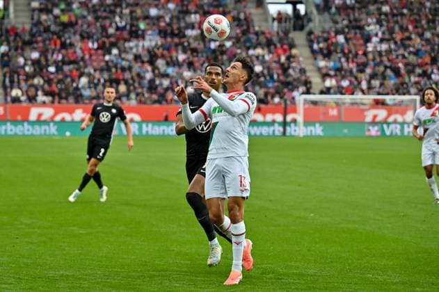 GER, Bayern, Augsburg, Fussball, FC Augsburg - VfL Wolfsburg, in der WWK Arena, Augsburg, 6. Spieltag, 04.10.25, v.l. Moritz Jenz (VfL Wolfsburg, 15), Dimitrios Giannoulis (FC Augsburg, 13), Hoher Ball, Kopfball, Zweikampf DFL DFB regulations prohibit any use of photographs as image sequences and or quasi-video, Copyright: HMB-Media MichaelxNibel
