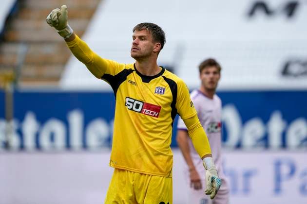 Lukas Jonsson (Torhüter, Osnabrück, 21), gibt Anweisungen, gestikuliert, mit den Armen gestikulieren, Einzelbild, Einzelfoto, Aktion, Action, 04.10.2025, Mannheim (Deutschland), Fussball, 3. Liga, SV Waldhof Mannheim - VfL Osnabrück, DFB DFL REGULATIONS PROHIBIT ANY USE OF PHOTOGRAPHS AS IMAGE SEQUENCES AND OR QUASI-VIDEO.