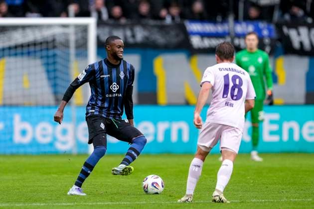 v.li.: Adama Diakhaby (SVWM, 27), Lars Kehl (Osnabrück, 18), Aktion, Action, Spielszene, 04.10.2025, Mannheim (Deutschland), Fussball, 3. Liga, SV Waldhof Mannheim - VfL Osnabrück, DFB DFL REGULATIONS PROHIBIT ANY USE OF PHOTOGRAPHS AS IMAGE SEQUENCES AND OR QUASI-VIDEO.