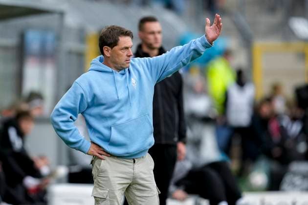 Luc Holtz (Trainer, Cheftrainer, SVWM), gibt Anweisungen, gestikuliert, mit den Armen gestikulieren, Einzelbild, Einzelfoto, Aktion, Action, 04.10.2025, Mannheim (Deutschland), Fussball, 3. Liga, SV Waldhof Mannheim - VfL Osnabrück, DFB DFL REGULATIONS PROHIBIT ANY USE OF PHOTOGRAPHS AS IMAGE SEQUENCES AND OR QUASI-VIDEO.