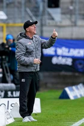 Timo Schultz (Trainer, Cheftrainer, VfL Osnabrück), gibt Anweisungen, gestikuliert, mit den Armen gestikulieren, Freisteller, Ganzkörper, Einzelbild, Einzelfoto, Aktion, Action, 04.10.2025, Mannheim (Deutschland), Fussball, 3. Liga, SV Waldhof Mannheim - VfL Osnabrück, DFB DFL REGULATIONS PROHIBIT ANY USE OF PHOTOGRAPHS AS IMAGE SEQUENCES AND OR QUASI-VIDEO.