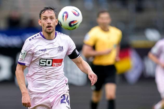 Jannik Müller (Osnabrück, 24), am Ball, Einzelbild, Einzelfoto, Aktion, Action, 04.10.2025, Mannheim (Deutschland), Fussball, 3. Liga, SV Waldhof Mannheim - VfL Osnabrück, DFB DFL REGULATIONS PROHIBIT ANY USE OF PHOTOGRAPHS AS IMAGE SEQUENCES AND OR QUASI-VIDEO.