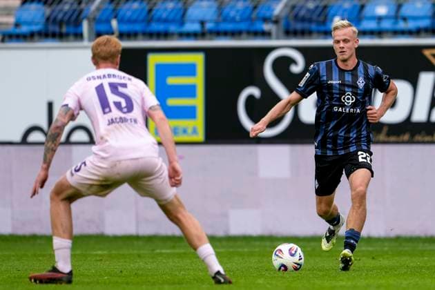 v.li.: Bjarke Jacobsen (Osnabrück, 15), Janne Sietan (SVWM, 22), Aktion, Action, Spielszene, 04.10.2025, Mannheim (Deutschland), Fussball, 3. Liga, SV Waldhof Mannheim - VfL Osnabrück, DFB DFL REGULATIONS PROHIBIT ANY USE OF PHOTOGRAPHS AS IMAGE SEQUENCES AND OR QUASI-VIDEO.