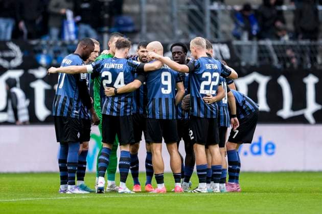 Spieler vom SV Waldhof Mannheim (SVWM), schwören sich mit einem Mannschaftskreis vor dem Anpfiff ein, Kreis, Teamkreis, Konzentration, Kameradschaft, Ansprache, Motivation, 04.10.2025, Mannheim (Deutschland), Fussball, 3. Liga, SV Waldhof Mannheim - VfL Osnabrück, DFB DFL REGULATIONS PROHIBIT ANY USE OF PHOTOGRAPHS AS IMAGE SEQUENCES AND OR QUASI-VIDEO.