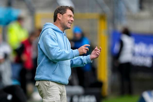 Luc Holtz (Trainer, Cheftrainer, SVWM), gibt Anweisungen, gestikuliert, mit den Armen gestikulieren, Einzelbild, Einzelfoto, Aktion, Action, 04.10.2025, Mannheim (Deutschland), Fussball, 3. Liga, SV Waldhof Mannheim - VfL Osnabrück, DFB DFL REGULATIONS PROHIBIT ANY USE OF PHOTOGRAPHS AS IMAGE SEQUENCES AND OR QUASI-VIDEO.