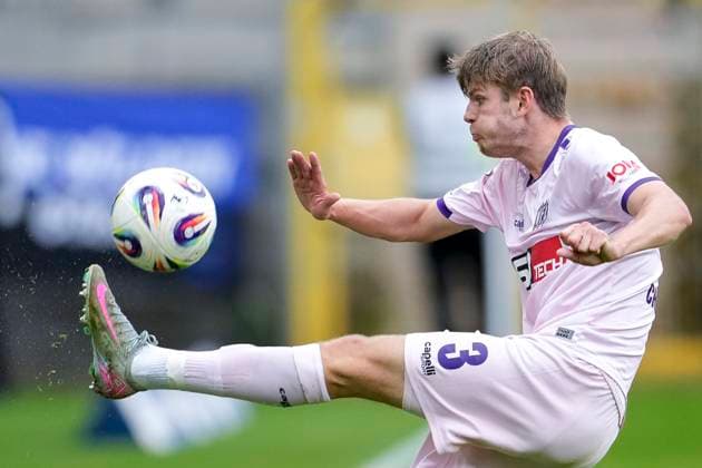 Frederik Christensen (Osnabrück, 3), am Ball, Einzelbild, Einzelfoto, Aktion, Action, 04.10.2025, Mannheim (Deutschland), Fussball, 3. Liga, SV Waldhof Mannheim - VfL Osnabrück, DFB DFL REGULATIONS PROHIBIT ANY USE OF PHOTOGRAPHS AS IMAGE SEQUENCES AND OR QUASI-VIDEO.