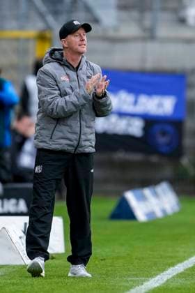 Timo Schultz (Trainer, Cheftrainer, VfL Osnabrück), gibt Anweisungen, gestikuliert, mit den Armen gestikulieren, Freisteller, Ganzkörper, Einzelbild, Einzelfoto, Aktion, Action, 04.10.2025, Mannheim (Deutschland), Fussball, 3. Liga, SV Waldhof Mannheim - VfL Osnabrück, DFB DFL REGULATIONS PROHIBIT ANY USE OF PHOTOGRAPHS AS IMAGE SEQUENCES AND OR QUASI-VIDEO.
