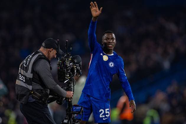 (251005) -- LONDON, Oct. 5, 2025 -- Chelsea s goal-scorer Moises Caicedo celebrates after the English Premier League match between Chelsea FC and Liverpool FC in London, Britain, on Oct. 4, 2025. FOR EDITORIAL USE ONLY. NOT FOR SALE FOR MARKETING OR ADVERTISING CAMPAIGNS. NO USE WITH UNAUTHORIZED AUDIO, VIDEO, DATA, FIXTURE LISTS, CLUB LEAGUE LOGOS OR LIVE SERVICES. ONLINE IN-MATCH USE LIMITED TO 45 IMAGES, NO VIDEO EMULATION. NO USE IN BETTING, GAMES OR SINGLE CLUB LEAGUE PLAYER PUBLICATIONS. (SP)BRITAIN-LONDON-FOOTBALL-ENGLISH PREMIER LEAGUE-CHELSEA VS LIVERPOOL LixYing