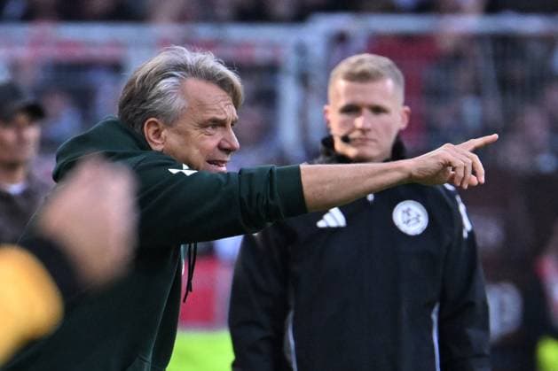 GER, 1. FBL, SV Werder Bremen vs FC St. Pauli 04.10.2025, Weserstadion, Bremen, GER, 1. FBL, SV Werder Bremen vs FC St. Pauli im Bild Horst Steffen (SV Werder Bremen Trainer); Gestik, Mimik, Emotionen in der Cochingzone am Spielfeldrand,