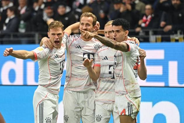 Torjubel v.li: Joshua KIMMICH (Bayern Muenchen), Harry KANE (Bayern Muenchen),Konrad LAIMER (Bayern Muenchen),Torschuetze Luis DIAZ (Bayern Muenchen) nach Tor zum 0-1, Jubel,Freude,Begeisterung,Aktion, Fussball 1. Bundesliga Saison 2025 2026, 6.Spieltag, Spieltag06, Eintracht Frankfurt - FC Bayern Muenchen 0-3 am 04.10.2025 DEUTSCHE BANK PARK