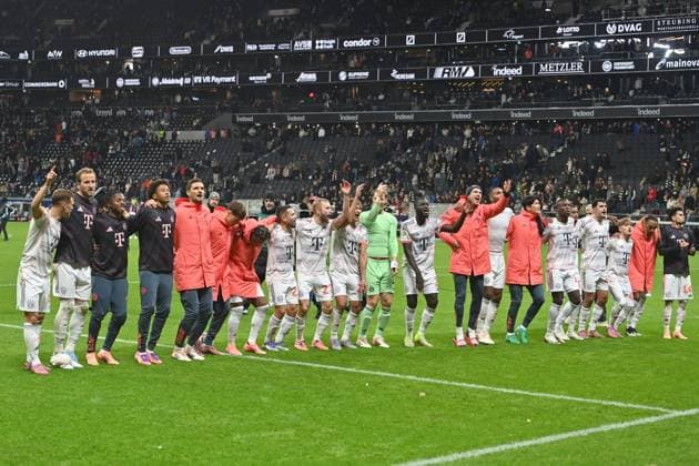 Schlussjubel Teamfoto,Team,Mannschaft, Mannschaftsfoto, Jubel,Freude,Begeisterung,Aktion. Fussball 1. Bundesliga Saison 2025 2026, 6.Spieltag, Spieltag06, Eintracht Frankfurt - FC Bayern Muenchen 0-3 am 04.10.2025 DEUTSCHE BANK PARK