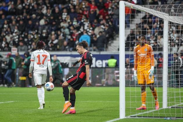 Frustrierter Arthur Theate (Eintracht Frankfurt, 03) kickt den Ball nach dem 0:3 aus dem Tor auch Jonas Urbig (FC Bayern Muenchen, 40, Torwart) ist bedient Michael Olise (FC Bayern Muenchen, 17), GER, Eintracht Frankfurt vs. 1. FC Bayern Muenchen, 1. Bundesliga, 6. Spieltag, 2025 2026, 04.10.2025, DFL REGULATIONS PROHIBIT ANY USE OF PHOTOGRAPHS AS IMAGE SEQUENCES AND OR QUASI-VIDEO, GER, Eintracht Frankfurt vs. 1. FC Bayern Muenchen, 1. Bundesliga, 6. Spieltag, 2025 2026, 04.10.2025 Frankfurt Copyright: xEibner-Pressefoto JanxPrihodax EP_JPA