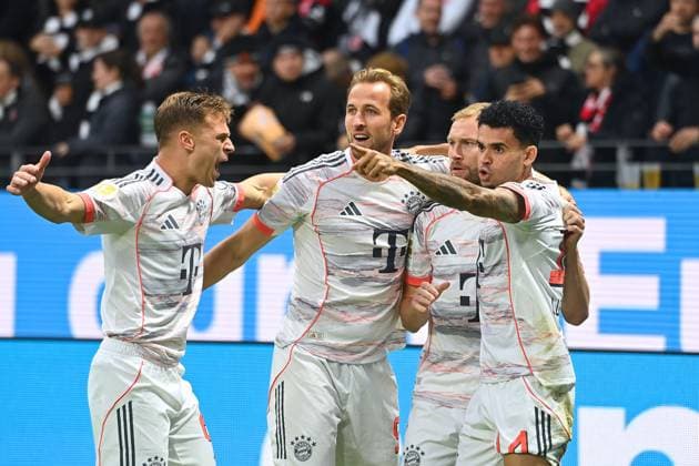 Torjubel v.re:Luis DIAZ (Bayern Muenchen) nach Tor zum 0-1 mit Konrad LAIMER (Bayern Muenchen), Harry KANE (Bayern Muenchen), Joshua KIMMICH (Bayern Muenchen), Jubel,Freude,Begeisterung, Aktion, Fussball 1. Bundesliga Saison 2025 2026, 6.Spieltag, Spieltag06, Eintracht Frankfurt - FC Bayern Muenchen 0-3 am 04.10.2025 DEUTSCHE BANK PARK