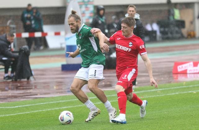 04.10.2025, Fußball, Herren, Saison 2025 2026, 3. Liga, 1. FC Schweinfurt 05 - SC Verl: 04.10.2025, Fußball, Herren, Saison 2025 2026, 3. Liga, 1. FC Schweinfurt 05 - SC Verl: Schweinfurts Kristian Böhnlein (links) gegen Verls Dennis Waidner