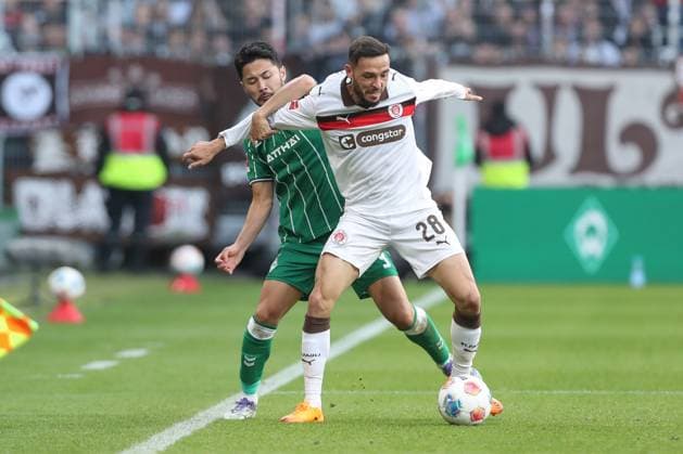 04.10.2025, xtgx, Fussball 1. Bundesliga, SV Werder Bremen - FC St. Pauli, v.l. Yukinari Sugawara (Bremen, 3), Mathias Pereira Lage (St. Pauli, 28) Zweikampf, Duell, Kampf, tackle (DFL DFB REGULATIONS PROHIBIT ANY USE OF PHOTOGRAPHS as IMAGE SEQUENCES and or QUASI-VIDEO) Bremen