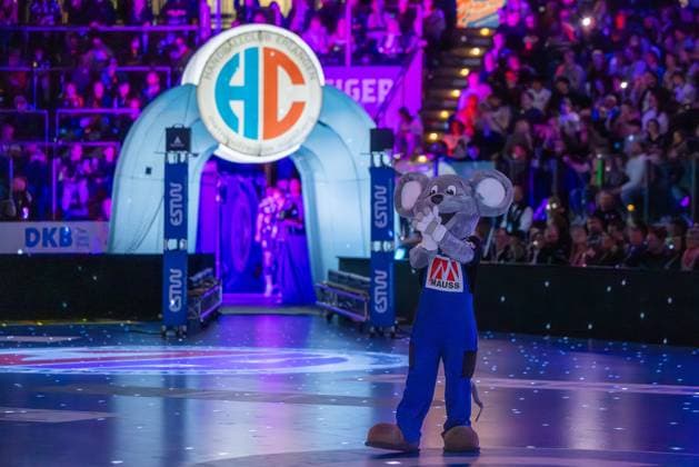 Das Maskottchen Maus in der abgedunkelten Halle im Hintergrund das beleuchtete Logo des HC Erlangen. HC Erlangen vs. Fuechse Berlin, Handball, 1. Handball Bundesliga, Saison 2025 2026, 7. Spieltag, 04.10.2025 HC Erlangen vs. Fuechse Berlin, Handball, 1. Handball Bundesliga, Saison 2025 2026, 7. Spieltag, 04.10.2025 Nuernberg Copyright: xEibner-Pressefoto ArdanxFuessmanx EP_AFN