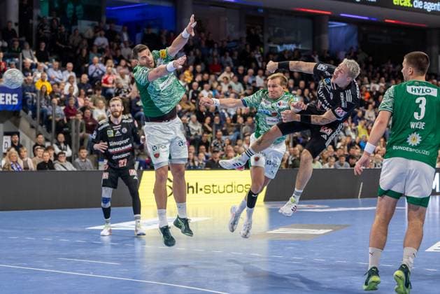 Marek Nissen (HC Erlangen, 06) beim Wurf vorbei an Mijajlo Marsenic (Füchse Berlin, 93) Max Darj (Füchse Berlin, 05) und Fabian Wiede (Füchse Berlin, 03) HC Erlangen vs. Fuechse Berlin, Handball, 1. Handball Bundesliga, Saison 2025 2026, 7. Spieltag, 04.10.2025 HC Erlangen vs. Fuechse Berlin, Handball, 1. Handball Bundesliga, Saison 2025 2026, 7. Spieltag, 04.10.2025 Nuernberg Copyright: xEibner-Pressefoto ArdanxFuessmanx EP_AFN