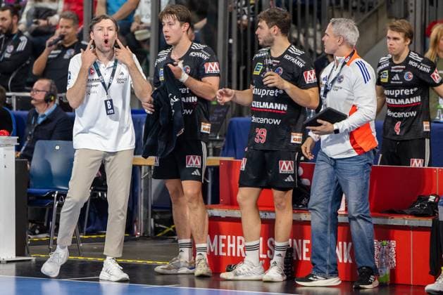 Johannes Sellin (HC Erlangen, Chef-Trainer) aufgeregt. Florian Scheerer (HC Erlangen, 10) Tobias Buck (HC Erlangen, 39) Dr. Andre Teixeira (HC Erlangen, Torwarttrainer) HC Erlangen vs. Fuechse Berlin, Handball, 1. Handball Bundesliga, Saison 2025 2026, 7. Spieltag, 04.10.2025 HC Erlangen vs. Fuechse Berlin, Handball, 1. Handball Bundesliga, Saison 2025 2026, 7. Spieltag, 04.10.2025 Nuernberg Copyright: xEibner-Pressefoto ArdanxFuessmanx EP_AFN