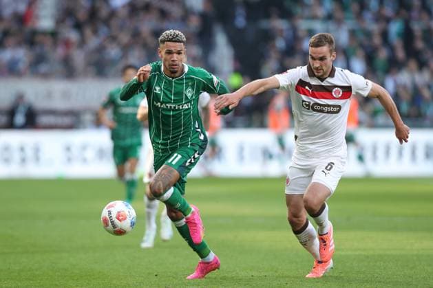 04.10.2025, xtgx, Fussball 1. Bundesliga, SV Werder Bremen - FC St. Pauli, v.l. Justin Njinmah (Bremen, 11), James Sands (St. Pauli, 6) Zweikampf, Duell, Kampf, tackle (DFL DFB REGULATIONS PROHIBIT ANY USE OF PHOTOGRAPHS as IMAGE SEQUENCES and or QUASI-VIDEO) Bremen