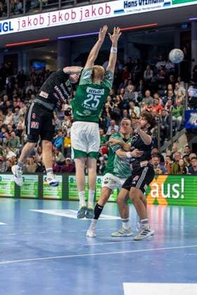Marek Nissen (HC Erlangen, 06) wird hoch in der Luft ueber Matthes Langhoff (Füchse Berlin, 25) HC Erlangen vs. Fuechse Berlin, Handball, 1. Handball Bundesliga, Saison 2025 2026, 7. Spieltag, 04.10.2025 HC Erlangen vs. Fuechse Berlin, Handball, 1. Handball Bundesliga, Saison 2025 2026, 7. Spieltag, 04.10.2025 Nuernberg Copyright: xEibner-Pressefoto ArdanxFuessmanx EP_AFN