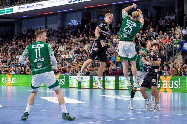 Marek Nissen (HC Erlangen, 06) steht nach seinem Wurf in der Luft. Matthes Langhoff (Füchse Berlin, 25) Lasse Bredekjaer Andersson (Füchse Berlin, 11) HC Erlangen vs. Fuechse Berlin, Handball, 1. Handball Bundesliga, Saison 2025 2026, 7. Spieltag, 04.10.2025 HC Erlangen vs. Fuechse Berlin, Handball, 1. Handball Bundesliga, Saison 2025 2026, 7. Spieltag, 04.10.2025 Nuernberg Copyright: xEibner-Pressefoto ArdanxFuessmanx EP_AFN