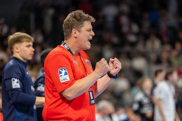 Nicolej Krickau (Füchse Berlin, Chef-Trainer) freut sich mit geballten Faeusten ueber den Sieg seiner Mannschaft nach einem Spiel auf Augenhoehe. HC Erlangen vs. Fuechse Berlin, Handball, 1. Handball Bundesliga, Saison 2025 2026, 7. Spieltag, 04.10.2025 HC Erlangen vs. Fuechse Berlin, Handball, 1. Handball Bundesliga, Saison 2025 2026, 7. Spieltag, 04.10.2025 Nuernberg Copyright: xEibner-Pressefoto ArdanxFuessmanx EP_AFN