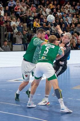 Marek Nissen (HC Erlangen, 06) wird von Max Darj (Füchse Berlin, 05) und Mijajlo Marsenic (Füchse Berlin, 93) am Wurf gehindert. HC Erlangen vs. Fuechse Berlin, Handball, 1. Handball Bundesliga, Saison 2025 2026, 7. Spieltag, 04.10.2025 HC Erlangen vs. Fuechse Berlin, Handball, 1. Handball Bundesliga, Saison 2025 2026, 7. Spieltag, 04.10.2025 Nuernberg Copyright: xEibner-Pressefoto ArdanxFuessmanx EP_AFN