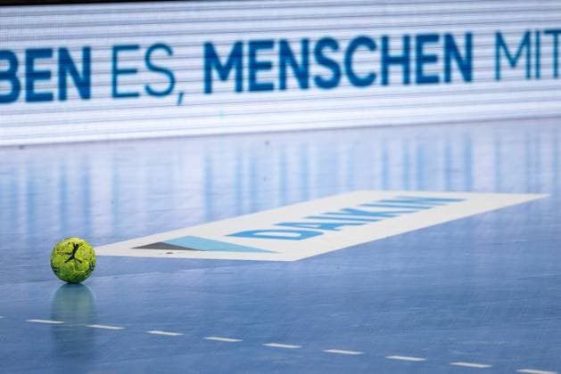 Puma Spielball Handball vor DAIKIN Bodenwerbung. HC Erlangen vs. Fuechse Berlin, Handball, 1. Handball Bundesliga, Saison 2025 2026, 7. Spieltag, 04.10.2025 HC Erlangen vs. Fuechse Berlin, Handball, 1. Handball Bundesliga, Saison 2025 2026, 7. Spieltag, 04.10.2025 Nuernberg Copyright: xEibner-Pressefoto ArdanxFuessmanx EP_AFN