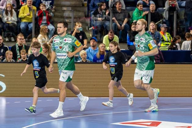 Einlauf der Gastmannschaft Tim Freihoefer (Füchse Berlin, 20), Matthes Langhoff (Füchse Berlin, 25) mit Einlaufkindern. HC Erlangen vs. Fuechse Berlin, Handball, 1. Handball Bundesliga, Saison 2025 2026, 7. Spieltag, 04.10.2025 HC Erlangen vs. Fuechse Berlin, Handball, 1. Handball Bundesliga, Saison 2025 2026, 7. Spieltag, 04.10.2025 Nuernberg Copyright: xEibner-Pressefoto ArdanxFuessmanx EP_AFN