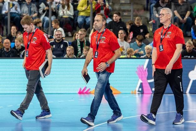 Stab der Berliner vor Spielbeginn, Maximilian Rinderle (Füchse Berlin, Co-Trainer), Dejan Peric (Füchse Berlin, Torwarttrainer), Olaf Wehmer (Füchse Berlin, Physiotherapeut) HC Erlangen vs. Fuechse Berlin, Handball, 1. Handball Bundesliga, Saison 2025 2026, 7. Spieltag, 04.10.2025 HC Erlangen vs. Fuechse Berlin, Handball, 1. Handball Bundesliga, Saison 2025 2026, 7. Spieltag, 04.10.2025 Nuernberg Copyright: xEibner-Pressefoto ArdanxFuessmanx EP_AFN