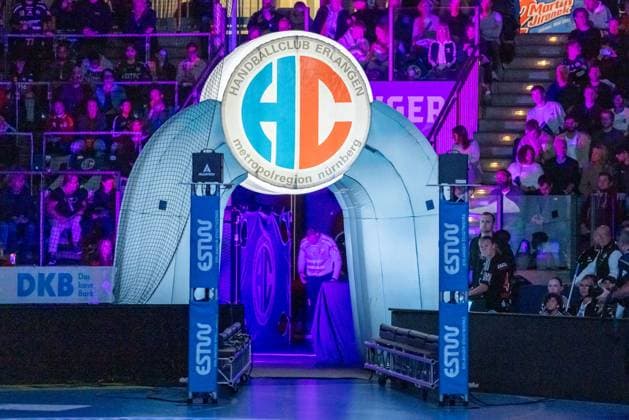 Tor zum Einlauf der Heimmannschaft bei abegdunkelter Halle. HC Erlangen vs. Fuechse Berlin, Handball, 1. Handball Bundesliga, Saison 2025 2026, 7. Spieltag, 04.10.2025 HC Erlangen vs. Fuechse Berlin, Handball, 1. Handball Bundesliga, Saison 2025 2026, 7. Spieltag, 04.10.2025 Nuernberg Copyright: xEibner-Pressefoto ArdanxFuessmanx EP_AFN