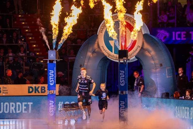 Sander Andreassen Overjordet (HC Erlangen, 08) beim Einlauf mit Kind und Flammen. HC Erlangen vs. Fuechse Berlin, Handball, 1. Handball Bundesliga, Saison 2025 2026, 7. Spieltag, 04.10.2025 HC Erlangen vs. Fuechse Berlin, Handball, 1. Handball Bundesliga, Saison 2025 2026, 7. Spieltag, 04.10.2025 Nuernberg Copyright: xEibner-Pressefoto ArdanxFuessmanx EP_AFN