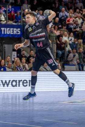 Christoph Steinert (HC Erlangen, 44) beim Konter. HC Erlangen vs. Fuechse Berlin, Handball, 1. Handball Bundesliga, Saison 2025 2026, 7. Spieltag, 04.10.2025 HC Erlangen vs. Fuechse Berlin, Handball, 1. Handball Bundesliga, Saison 2025 2026, 7. Spieltag, 04.10.2025 Nuernberg Copyright: xEibner-Pressefoto ArdanxFuessmanx EP_AFN